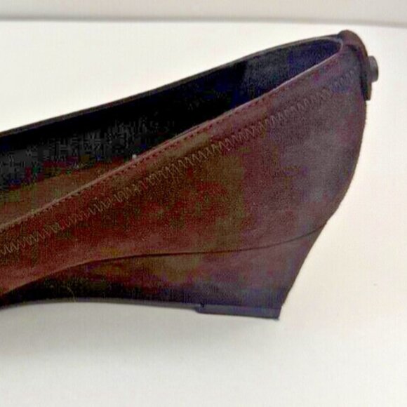 STUART WEITZMAN Women’s 9 Dark Brown Suede Pleated Gold Bow Wedge Heel Shoes - Picture 11 of 16